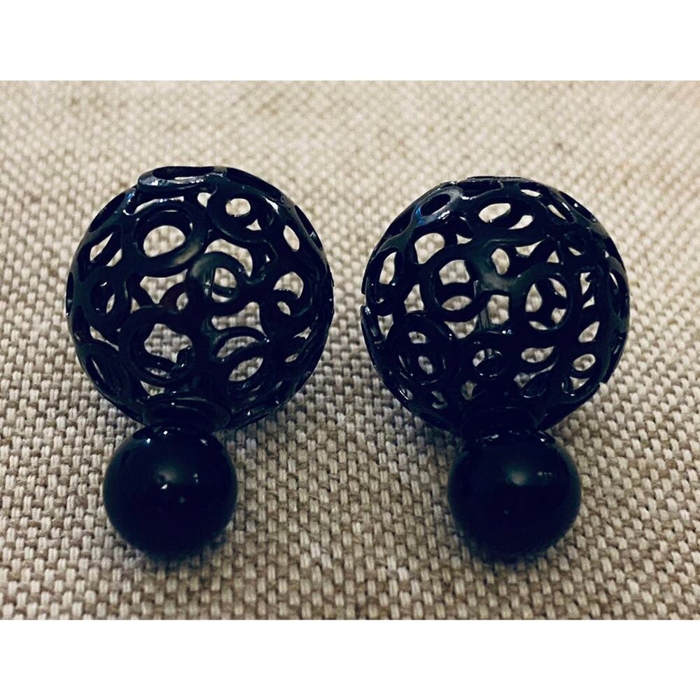 Double Sided Cutout Earrings Black peek-a-boo